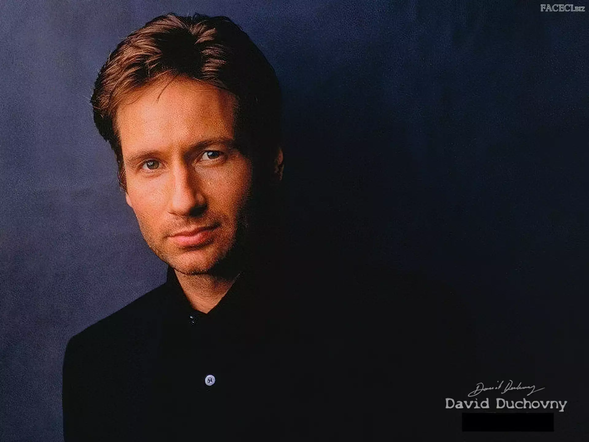 David Duchovny, ciemny strój